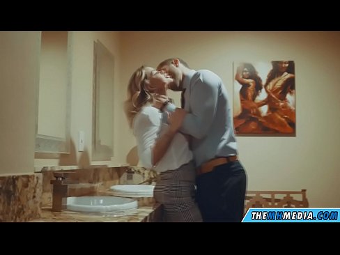 ❤️ Wakati blonde mwenye busty anakutongoza kwenye choo cha umma Ponografia yenye ubora ❌️
